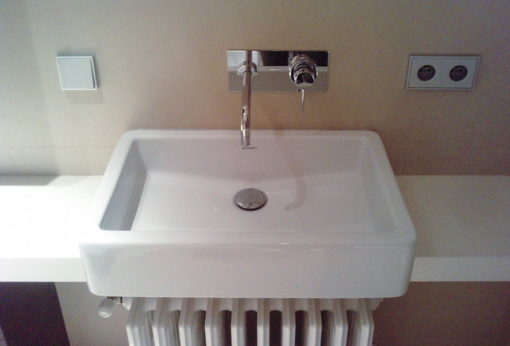 Vasque d'appoint dans petite chambre