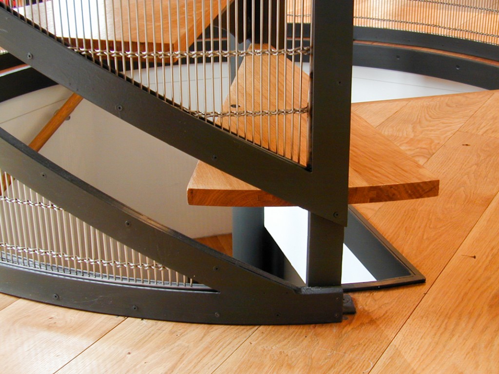 Détail de serrurerie, métal sur inox